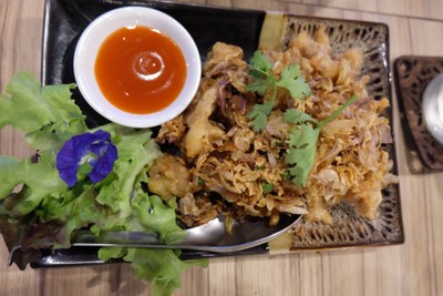 หมูทอดกระเทียมพริกไทย