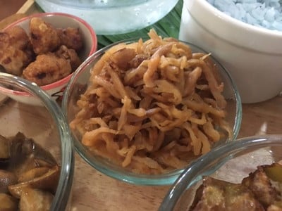 วิธีทำ ข้าวแช่ พริกหยวกยัดใส้ ลูกกะปิกุ้ง เห็ดสามรส ไชโป้วหวาน ผักเคียง วิธีทำ ข้าวแช่ พริกหยวกยัดใส้ ลูกกะปิกุ้ง เห็ดสามรส ไชโป้วหวาน ผักเคียง