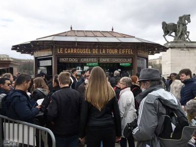 คนเต็มหน้าร้าน !!