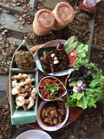 มาครบครัน น้ำพริกหนุ่ม น้ำพริกอ่อง แคปหมู ผักสด แกงฮังเล ไส้อั่ว