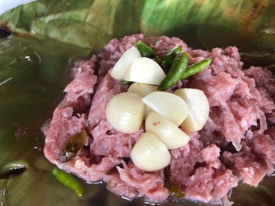 ถ่ายซูมติดกับแหนมเลยนะคะ ของจริงมาน้อยมากแค่เอาแหนมห่อใบตองไปย่างไม่น่าราคาถึง 150.-