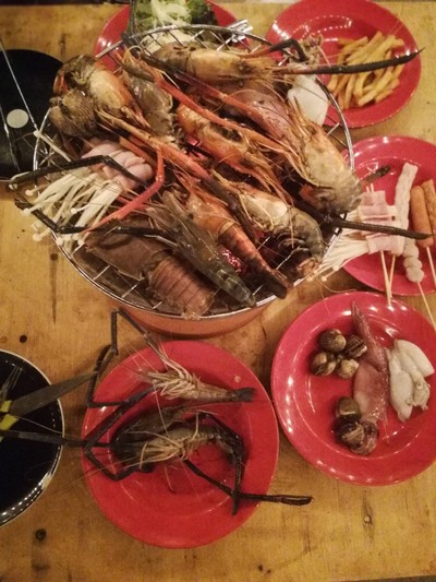 นี่คืออาหารที่ตักมาได้และพอกินได้ เนื้อกุ้งเละมาก อยากไปอีกแต่เสียดายตัง