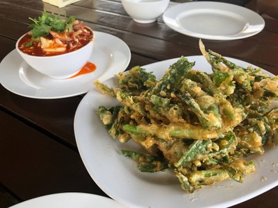 ยำผักบุ้งกรอบ