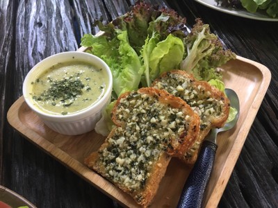 แซนด์วิช ขนมปังกระเทียม+หอยลาย+ผักสลัด