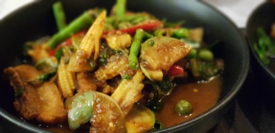 หมูกรอบผัดป่า