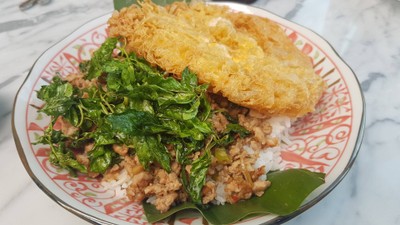 ข้าวกะเพราโบราณหมู+ไข่เจียว
