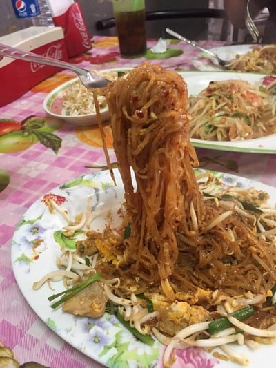 แมนโร่ผัดหมี่โคราชเจ้าเก่าดั้งเดิมหน้าวัดสระแก้ว