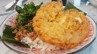 ข้าวกะเพราโบราณหมู+ไข่เจียว