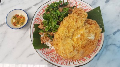 ข้าวกะเพราโบราณหมู+ไข่เจียว