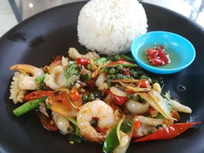 ผัดขี้เมาทะเลราดข้าว