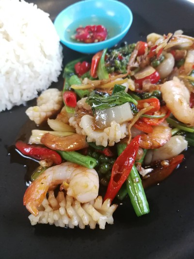 ผัดขี้เมาทะเลราดข้าว