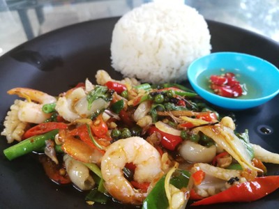 ผัดขี้เมาทะเลราดข้าว