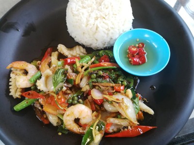 ผัดขี้เมาทะเลราดข้าว