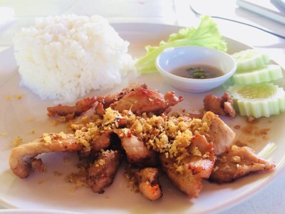 หมูกระเทียมราดข้าว 100฿