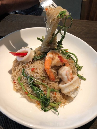 มีกุ้งกับหมึกอย่างละ2-3ชื้นรสชาดดี แต่อ่อนความจัดจ้านไปนิดคะ