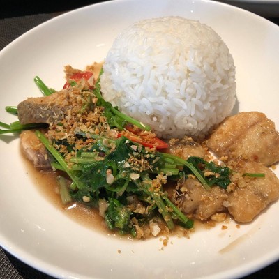 ใช้ปลากระพงทอดก่อนค่อยผัดค่ะ