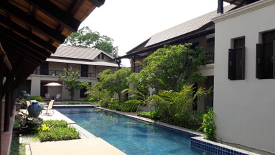 สระว่ายน้ำ อยู่กลางโรงแรม 
มีโซนสระเด็ก ส่วนโซนผู้ใหญ่ ลึกสุดประมาณ 150 ซม.