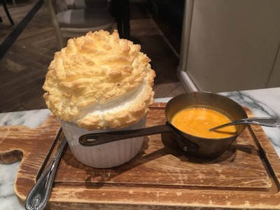 ซูเฟลเนื้อปู เสิร์ฟกับซอสลอปส์เตอร์บรั่นดี