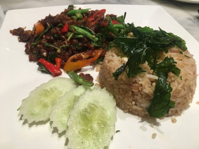 ข้าวผัดกระเทียม-ขาหมูทอดกะเพรากรอบ