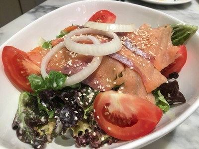 สลัดปลาแซลมอนรมควันน้ำสลัดงาข้น