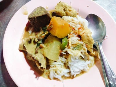 เมนูของร้าน ขนมจีนป้าอ้อย ตลาดศาลเจ้า