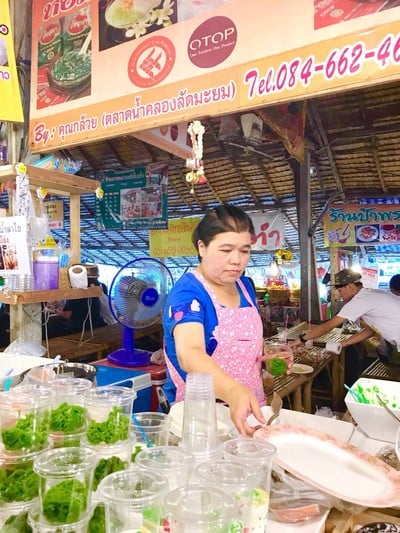 คุณกล้วย ลอดช่องวัดเจษ ตลาดน้ำคลองลัดมะยม