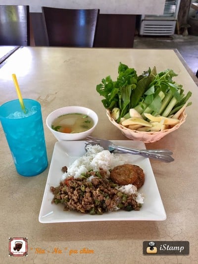 กะเพราและลูกชิ้นทอด