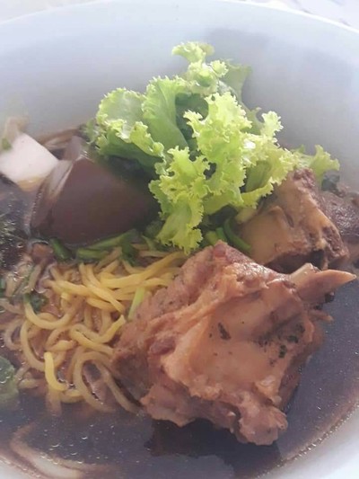 ก๋วยเตี๋ยวหมูตุ๋นลำไย