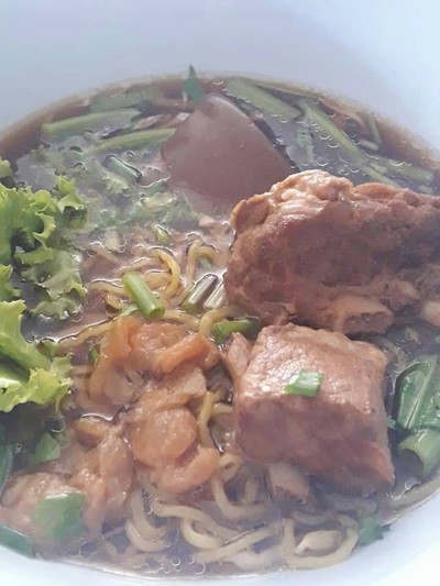 ก๋วยเตี๋ยวหมูตุ๋นลำไย