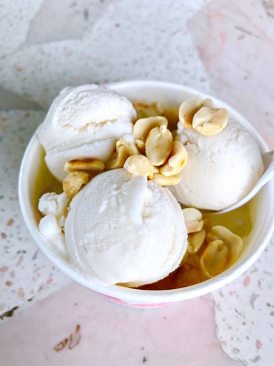 ไอศกรีมมะพร้าวอ่อน (ร้านข้างๆ)