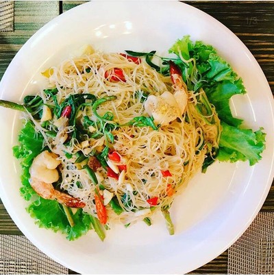 เส้นหมี่ผัดผักกระเฉด