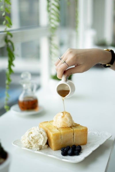 WHITE  bake.wine.cafe