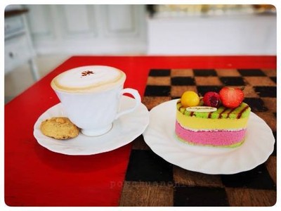 กาแฟคาปูชิโนและเค้ก