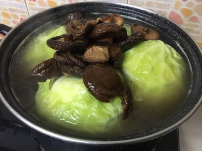 วิธีทำ กะหล่ำปลีต้มคนอร์เห็ดหอม (เจ) วิธีทำ กะหล่ำปลีต้มคนอร์เห็ดหอม (เจ)