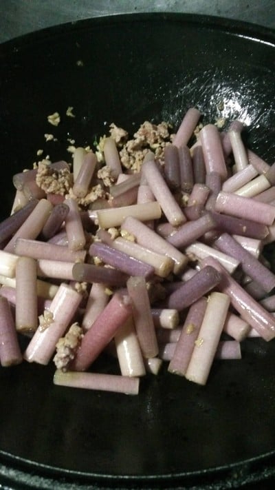 สายบัวผัดหมูสับ