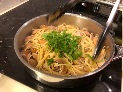 วิธีทำ Spaghetti Vongole สูตรใส่แองโชวี่ วิธีทำ Spaghetti Vongole สูตรใส่แองโชวี่