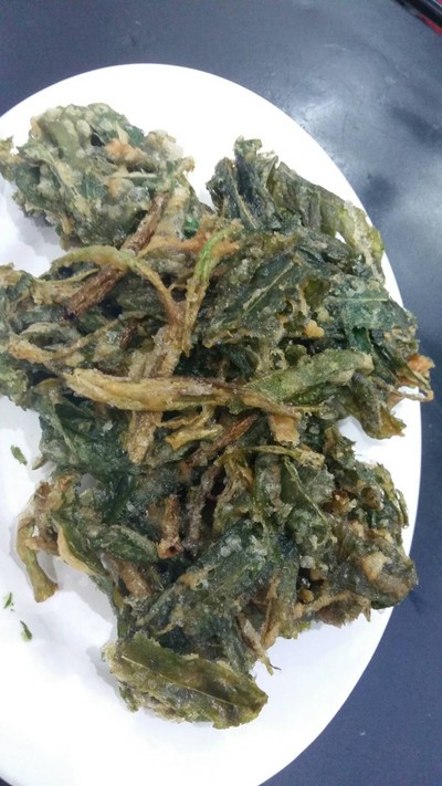 ยำผักบุ้งทอดกรอบ