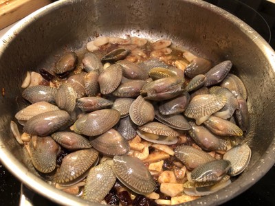 วิธีทำ Spaghetti Vongole สูตรใส่แองโชวี่ วิธีทำ Spaghetti Vongole สูตรใส่แองโชวี่