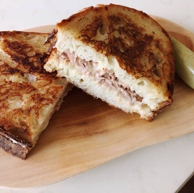 แซนด์วิชทูน่าชีสยืด (Tuna Melt)