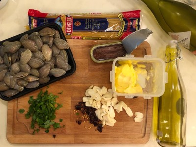 วิธีทำ Spaghetti Vongole สูตรใส่แองโชวี่ วิธีทำ Spaghetti Vongole สูตรใส่แองโชวี่
