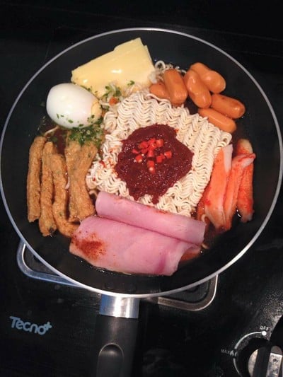 บูเดชิเก ( หม้อไฟเกาหลี )