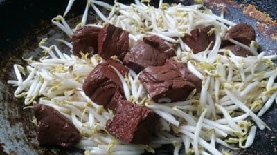 วิธีทำ ผัดถั่วงอกใส่เลือดหมู วิธีทำ ผัดถั่วงอกใส่เลือดหมู