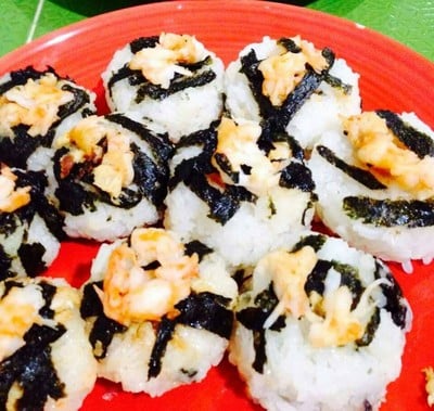 ซูชิหน้ากุ้งสาหร่ายเส้นญี่ปุ่น ซูชิหน้ากุ้งสาหร่ายเส้นญี่ปุ่น