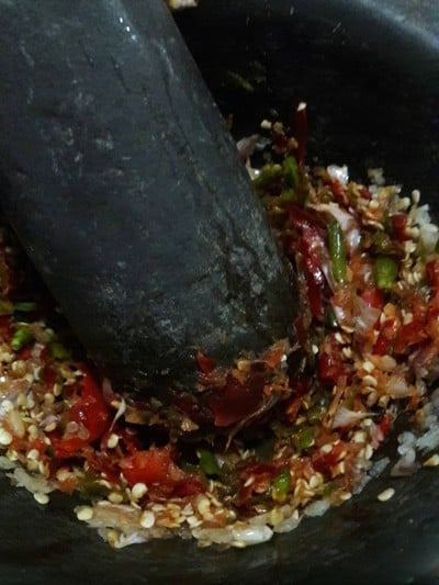 วิธีทำ กระเพราจานเปล ไข่เยี่ยวกรอบ