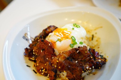 ข้าวหมูย่างซอส