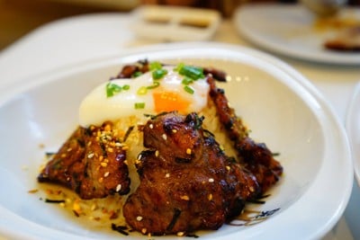 ข้าวหมูย่างซอส