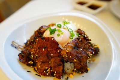 ข้าวหมูย่างซอส