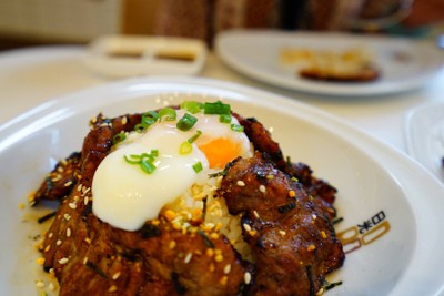 ข้าวหมูย่างซอส