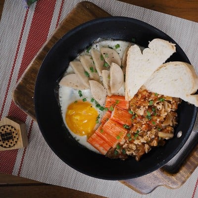 ไข่กระทะไก่ผัดซอส