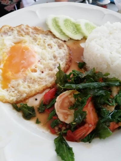 ข้าวผัดกะเพราะกุ้ง+ไข่ดาว ราคา 67 บาท